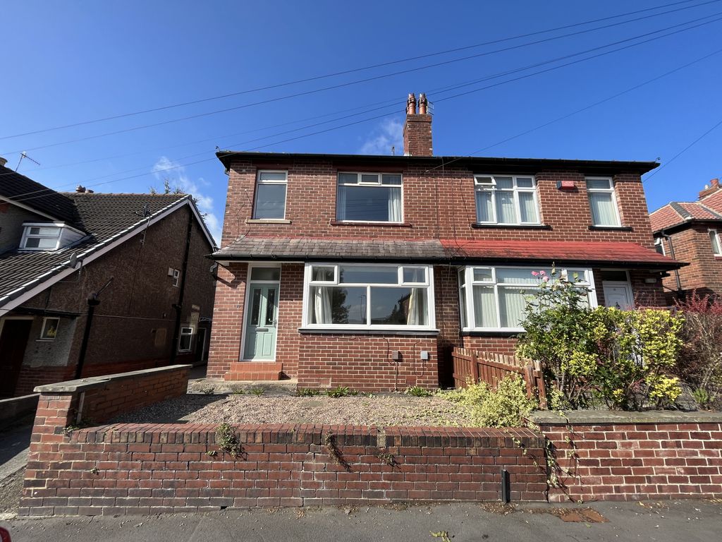 3 bed terraced house to rent in Kirkstall Avenue, Leeds LS5, £1,200 pcm