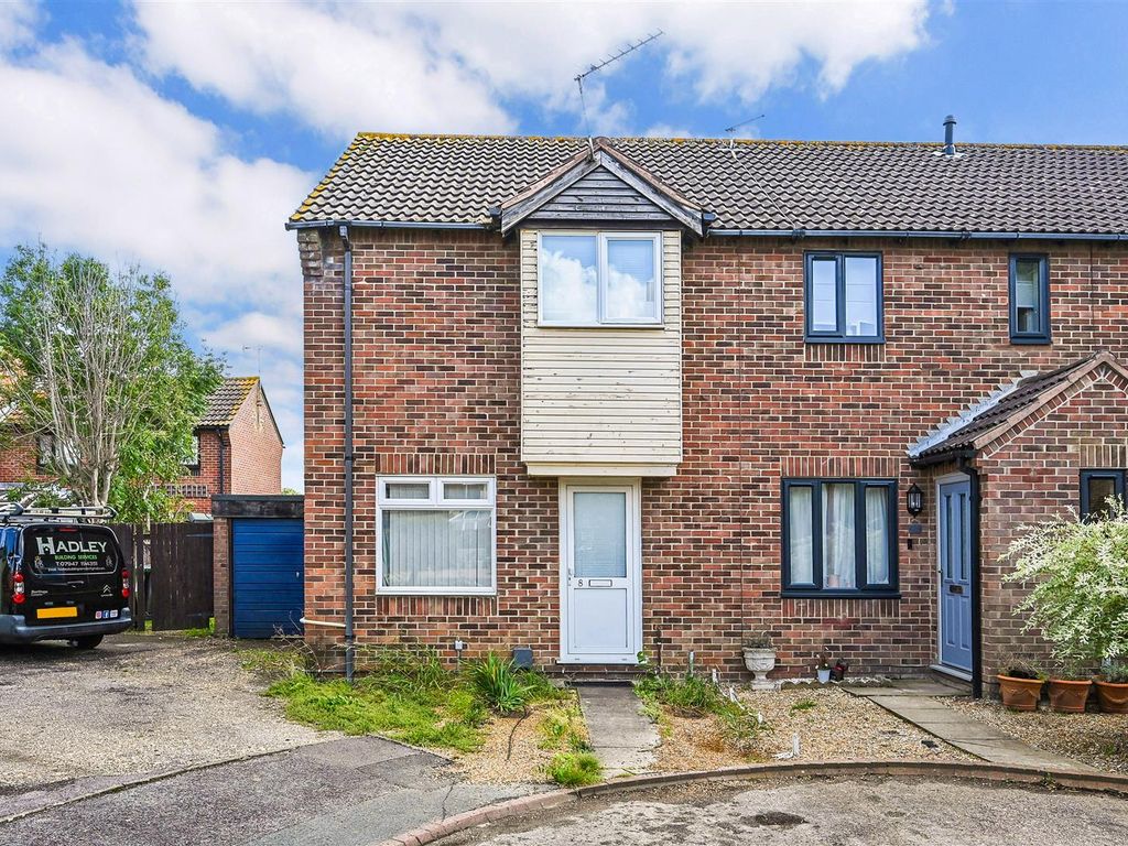 2 bed end terrace house for sale in Yardley Close, Portsmouth PO3, £