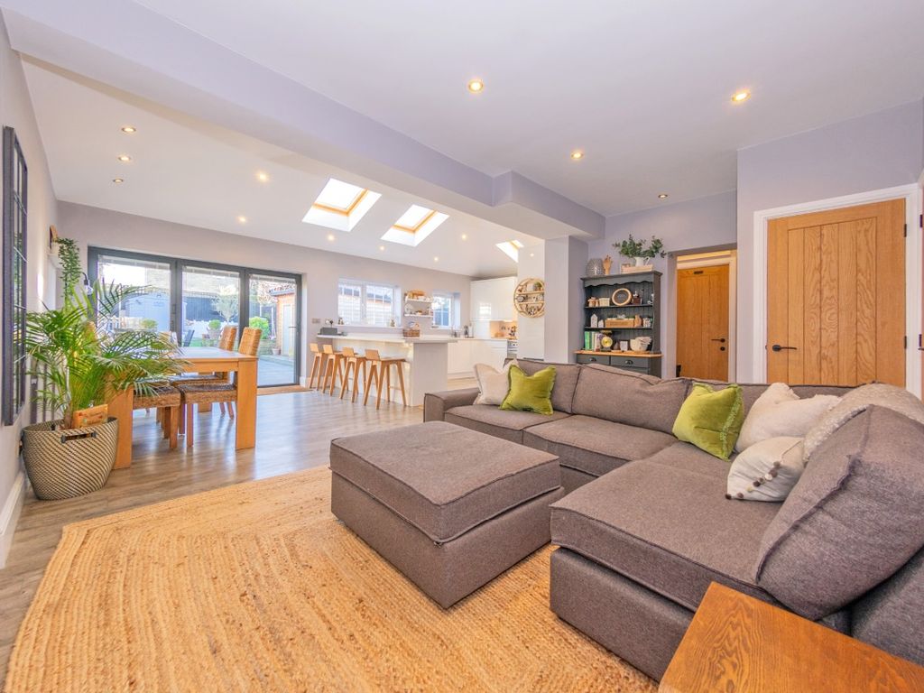 4 bed semidetached house for sale in Kirmington, Bradford Road, East