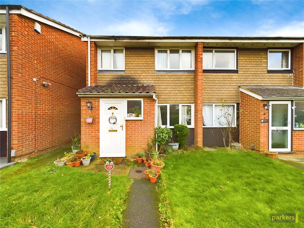 3 bed semidetached house for sale in Devitt Close, Reading, Berkshire