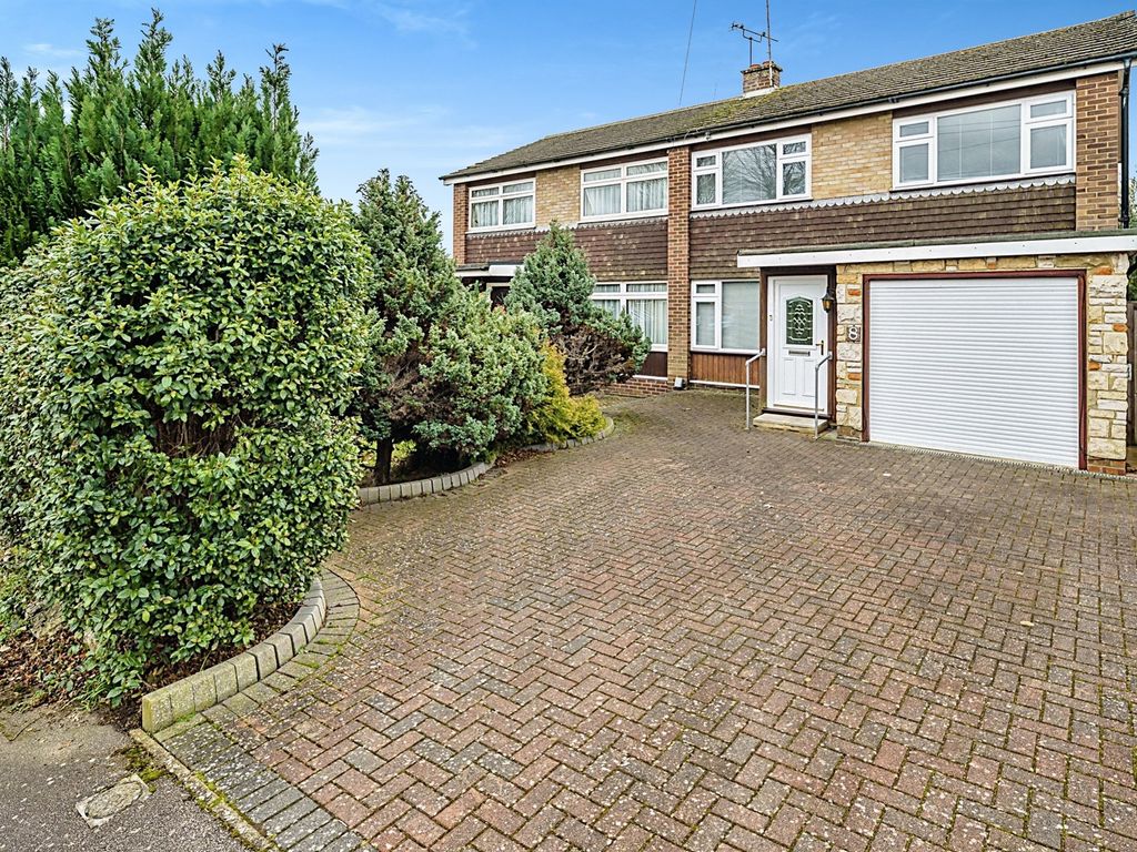 3 bed semidetached house for sale in Goodwood Close, Hoddesdon EN11