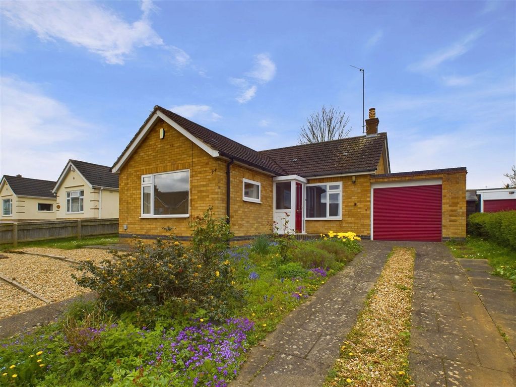 3 bed bungalow for sale in Glebe Avenue, Hardingstone NN4, £370,000