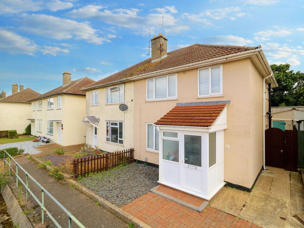 3 bed semidetached house for sale in Freshfields, Newmarket CB8, £