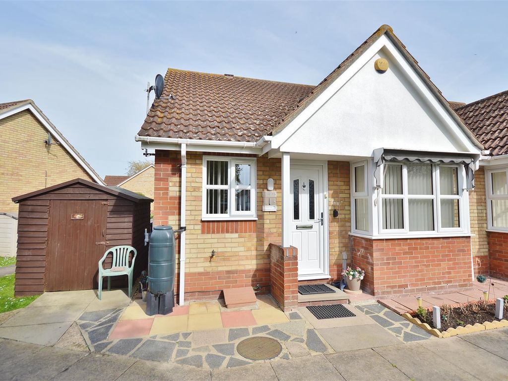 2 bed semidetached bungalow for sale in Lyon Close, ClactonOnSea