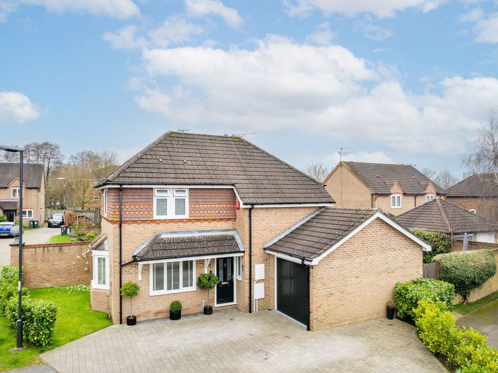 3 bed detached house for sale in Parnell Close, Maidenbower RH10, £