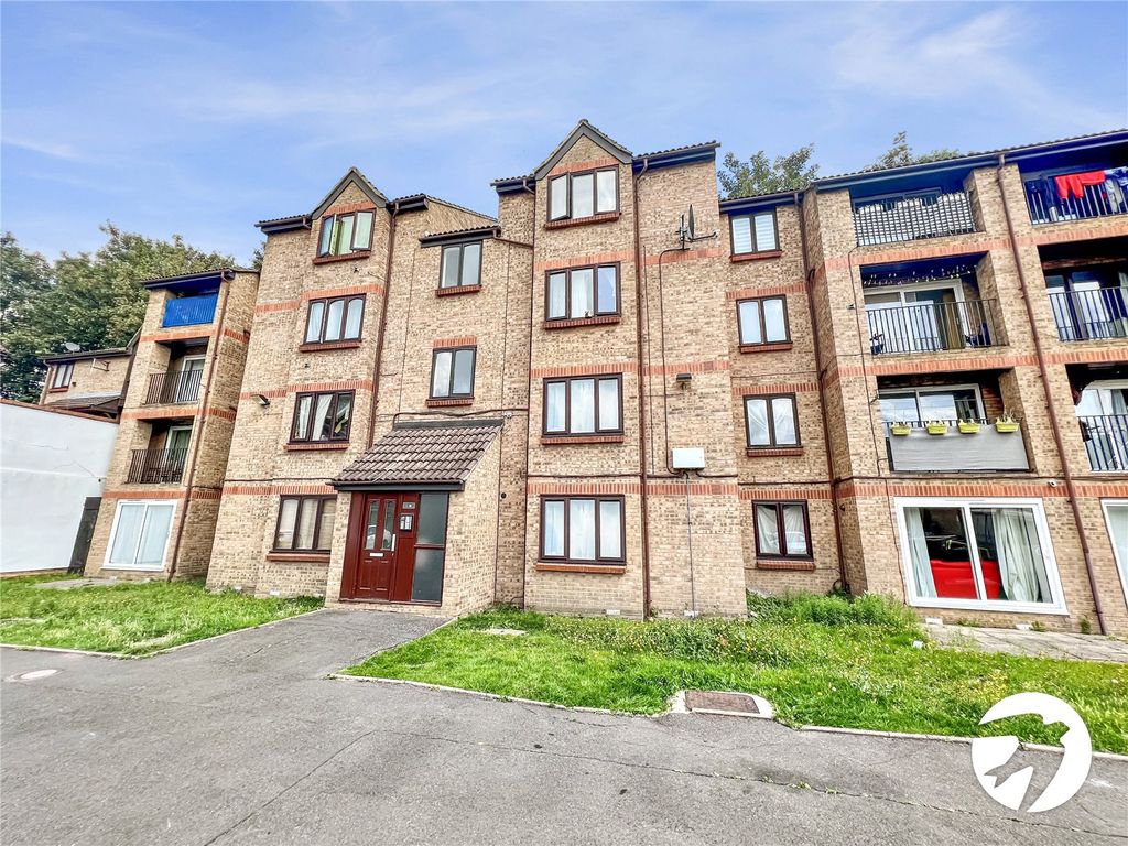 2 bed flat to rent in Sandcliff Road, Erith DA8, £1,400 pcm Zoopla