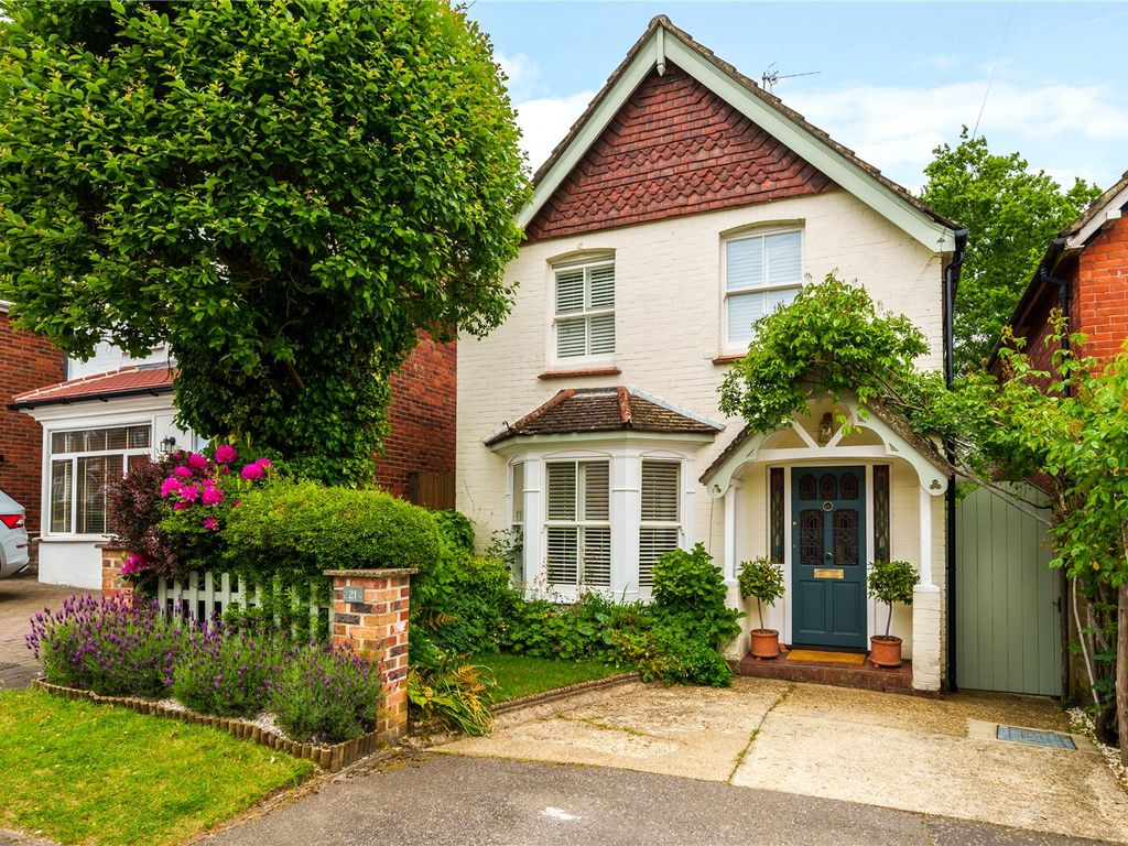 3 bed detached house for sale in New Road, Haslemere GU27, £750,000