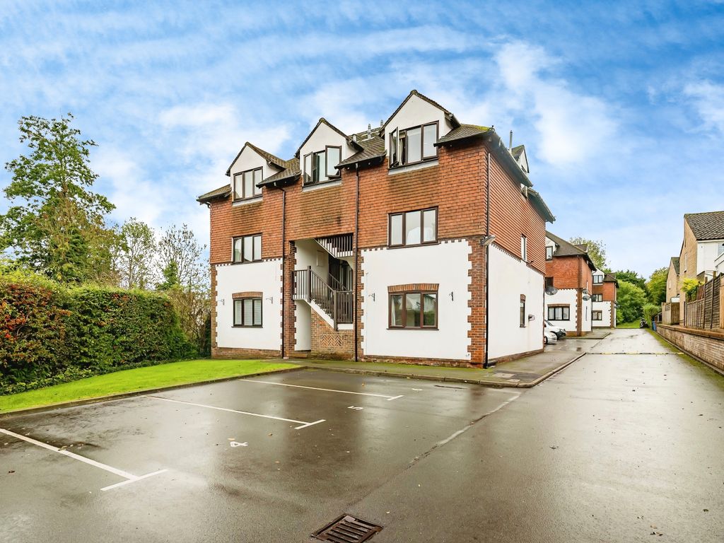 2 bed flat for sale in Bassetsbury Lane, High HP11, £150,000