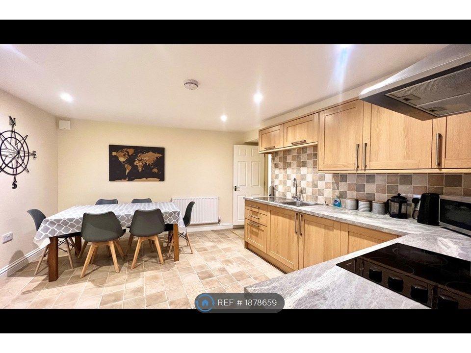 3 bed flat to rent in Trinity Street, Weymouth DT4, £1,200 pcm Zoopla