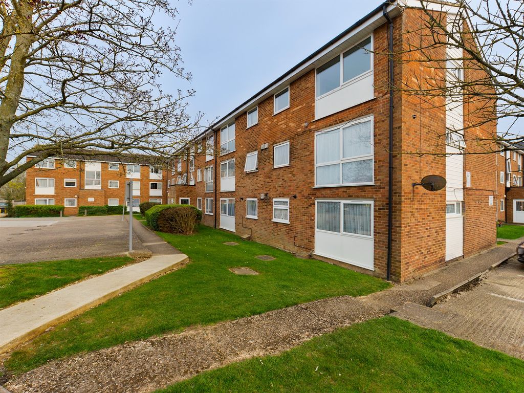 2 bed flat to rent in Burns Drive, Hemel Hempstead, Hertfordshire HP2