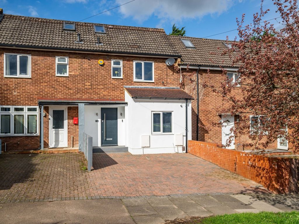3 bed terraced house for sale in Trumpington Drive, St. Albans