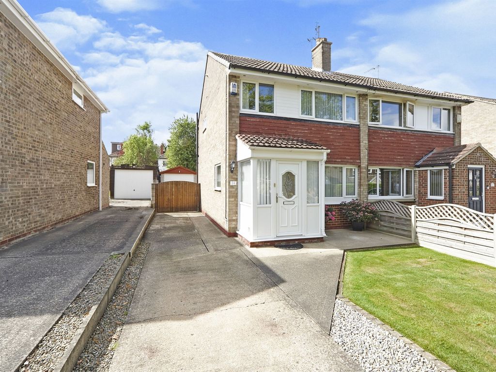 3 bed semidetached house for sale in Sunningdale Avenue, Alwoodley