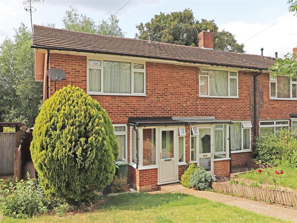 2 bed semidetached house for sale in Clyde Close, Redhill RH1, £