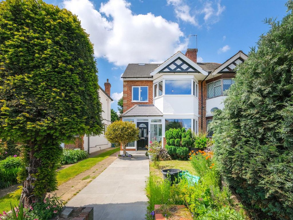 4 bed semidetached house for sale in Lorne Gardens, London E11, £