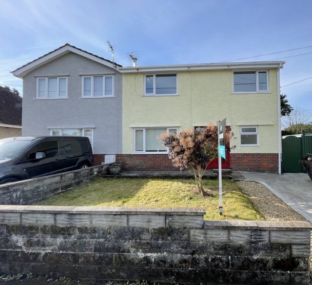 3 bed semidetached house to rent in High Street, Pontarddulais SA4