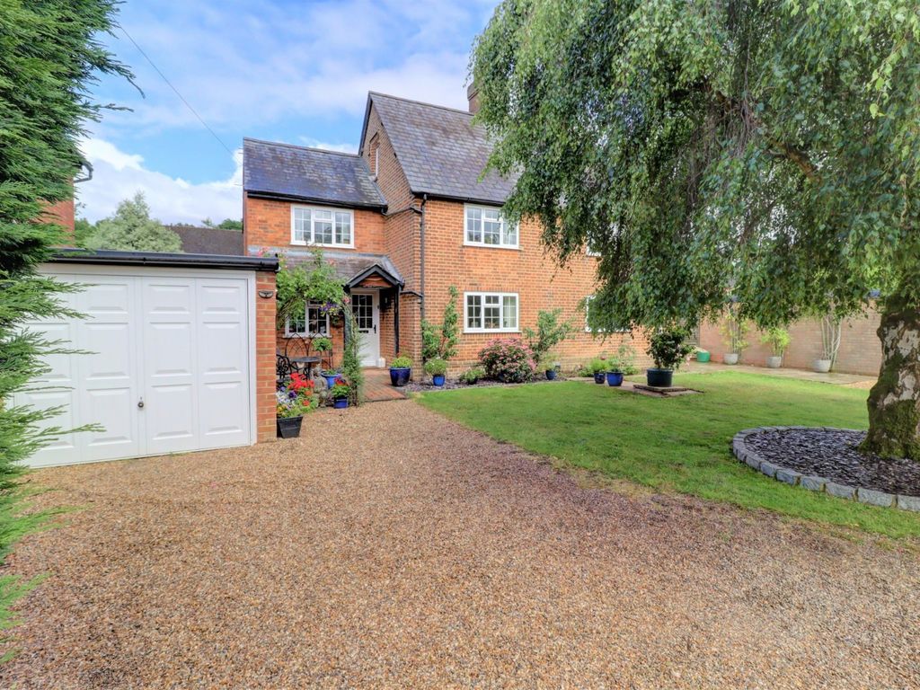4 bed semidetached house for sale in Hazlemere Road, Penn, High Buckinghamshire HP10