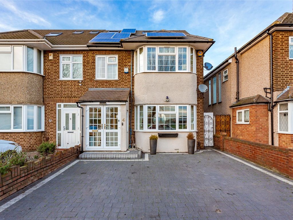 4 bed semidetached house for sale in Broadview Avenue, Grays, Essex