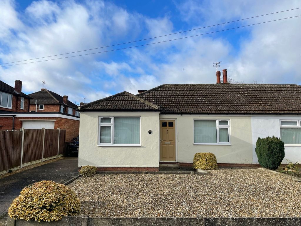 2 bed bungalow for sale in Ash Hill Road, Newport Pagnell MK16, £