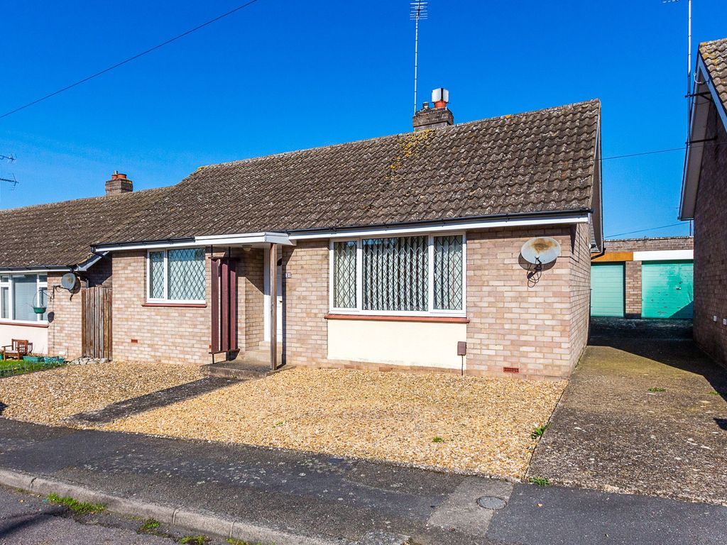 2 bed detached bungalow for sale in South Close, Rushden NN10, £235,000