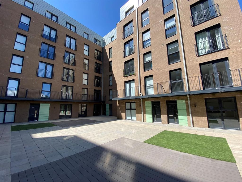 2 bed flat to rent in Middlewood Plaza, Craven Street, Salford M5, £