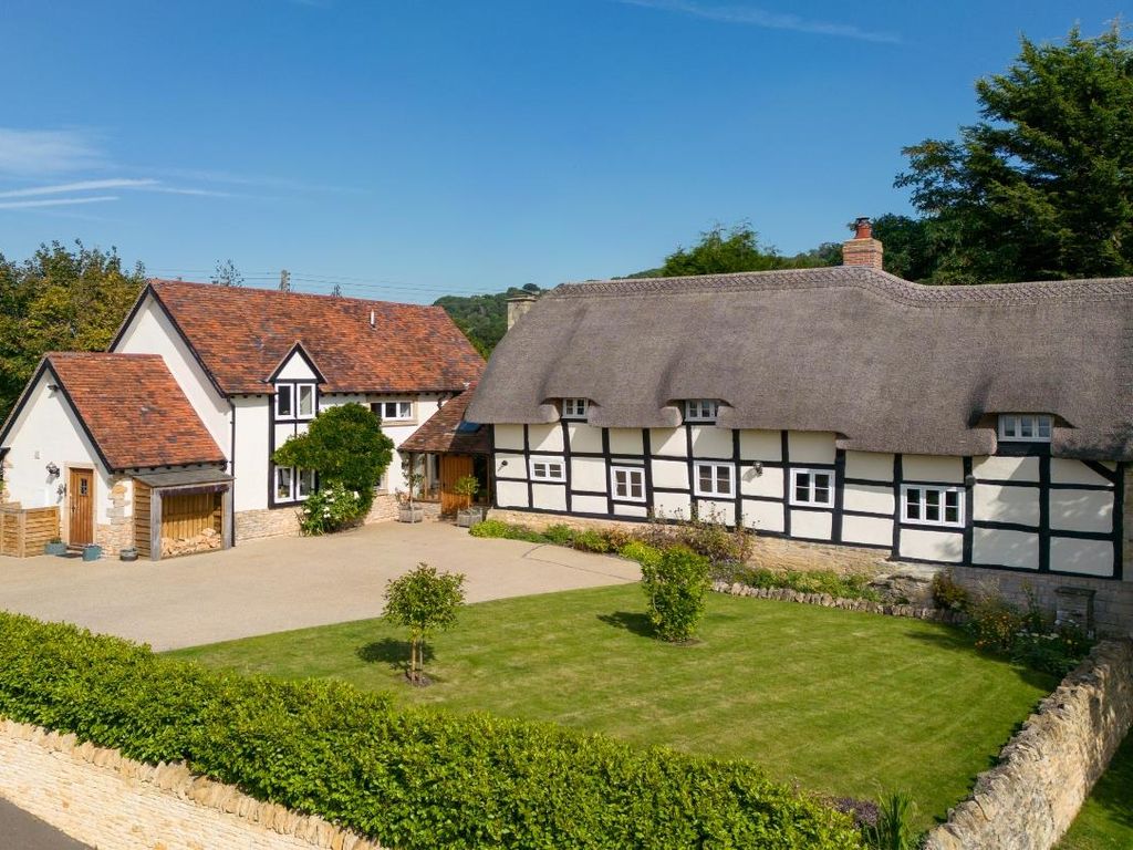 4 bed detached house for sale in Manor Lane, Bredons Norton, Tewkesbury