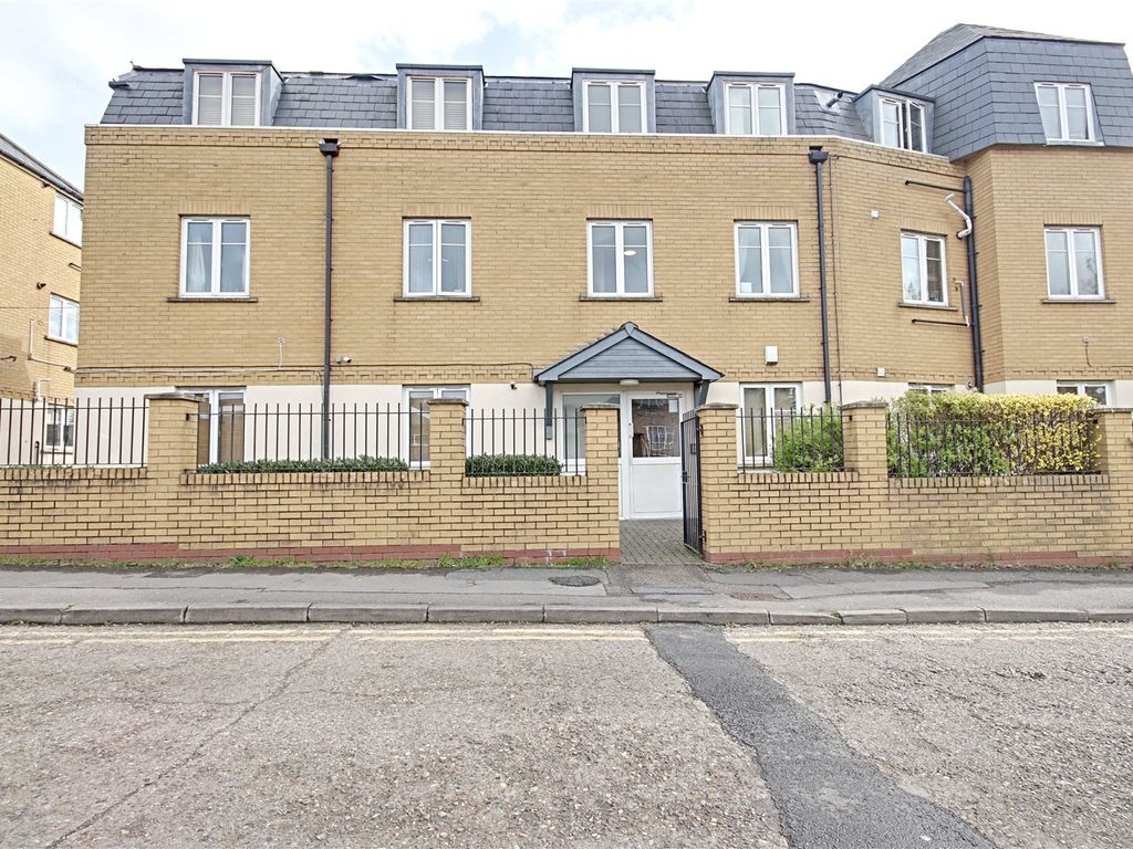 2 bed flat for sale in Autumn Close, Enfield EN1 Zoopla