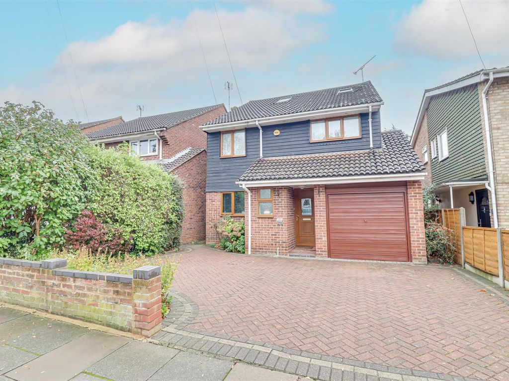 5 bed detached house for sale in Elmsleigh Drive, LeighOnSea SS9, £