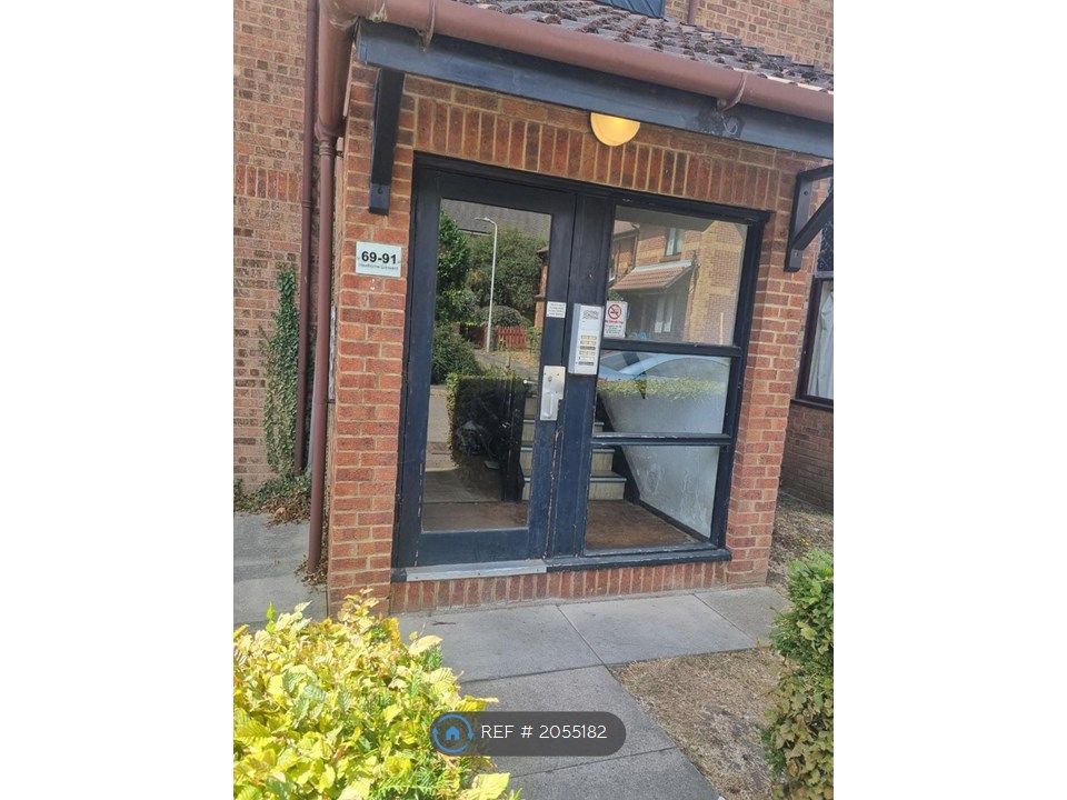 Studio to rent in Hawthorne Crescent, West Drayton UB7, £1,000 pcm Zoopla