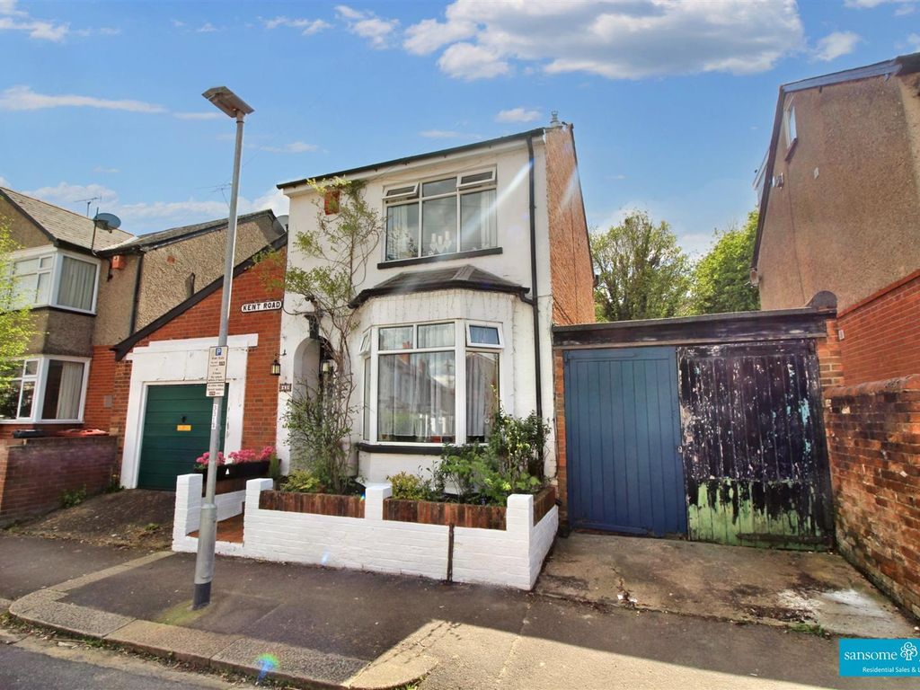 3 bed link detached house for sale in Kent Road, Reading RG30, £375,000