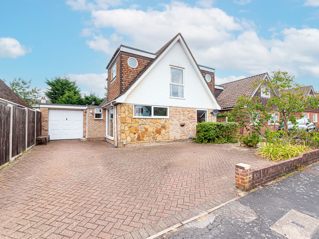 5 bed detached house to rent in Bedford Avenue, Frimley Green