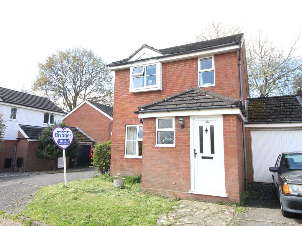 4 bed detached house for sale in Morton Close, Frimley, Camberley