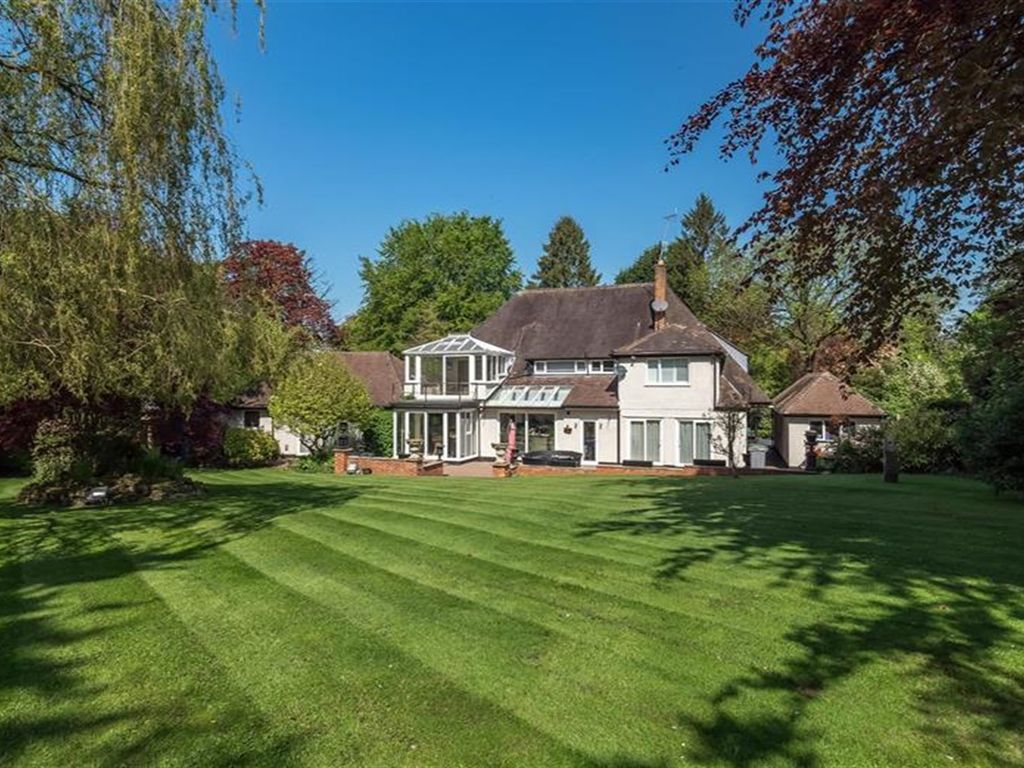 4 bed detached house for sale in Ashtree Close, Prestbury, Macclesfield