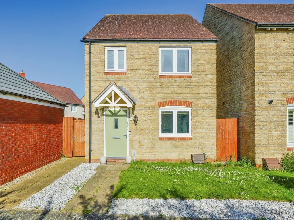 3 bed detached house for sale in Kempton Close, Chesterton, Bicester