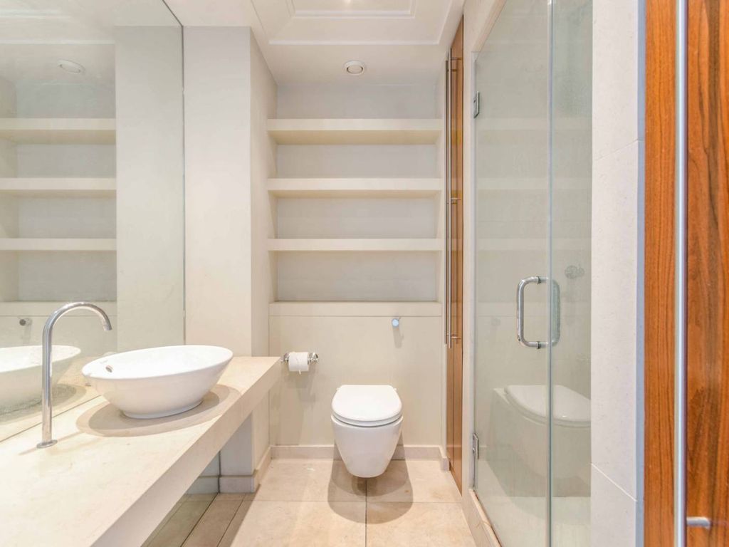 2 bed flat to rent in New Providence Wharf, Canary Wharf, London E14