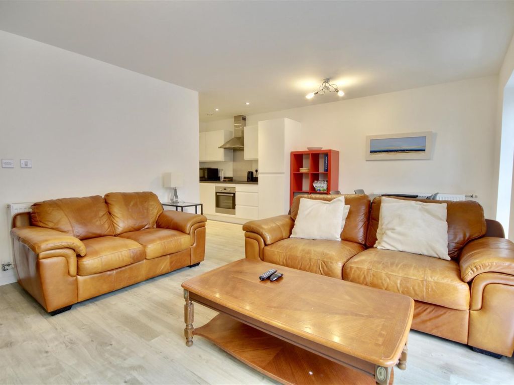 2 bed flat to rent in Pennant House, Cross Street, Portsmouth PO1, £1,500 pcm Zoopla