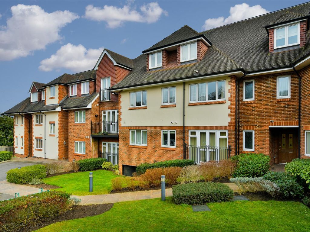 2 bed flat to rent in Brook Road, Redhill RH1, £1,500 pcm Zoopla