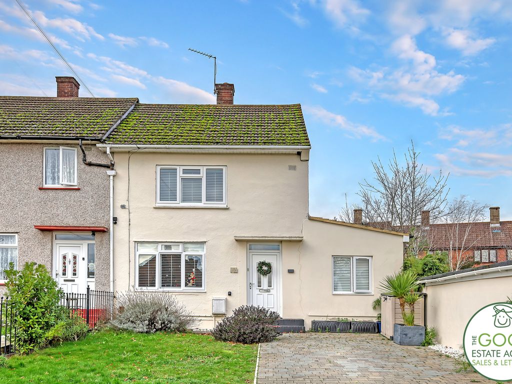 3 bed end terrace house for sale in Parkmead, Loughton IG10, £575,000