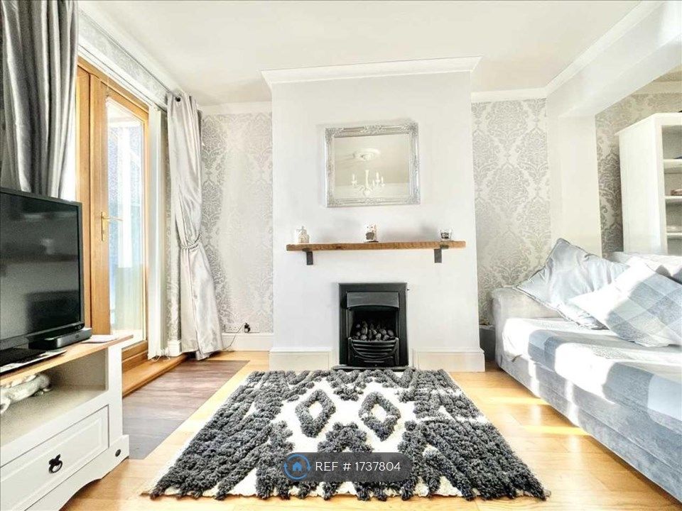 3 bed terraced house to rent in Crompton Street, New Houghton