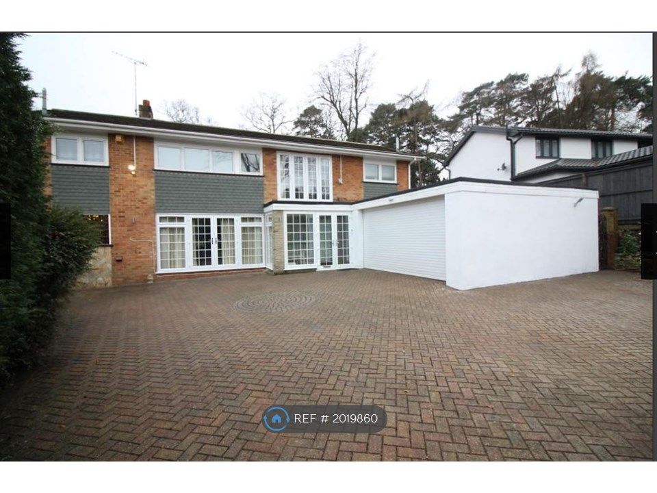5 bed detached house to rent in Calvin Close, Camberley GU15, £3,495