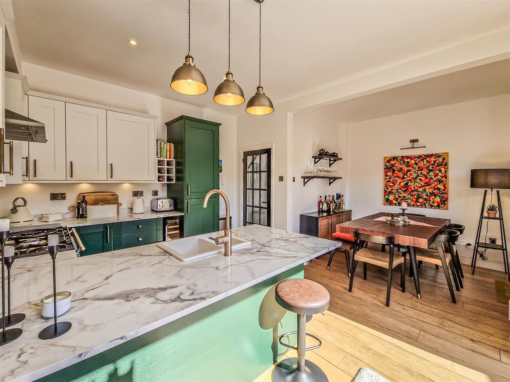 3 bed semidetached house for sale in Hamlet Court Road, WestcliffOn