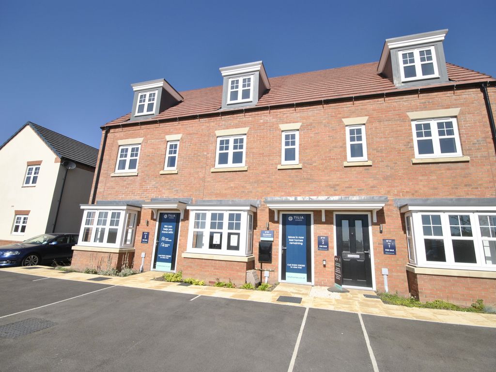 3 bed town house for sale in Brinsley Way, Bircotes, Doncaster DN11, £