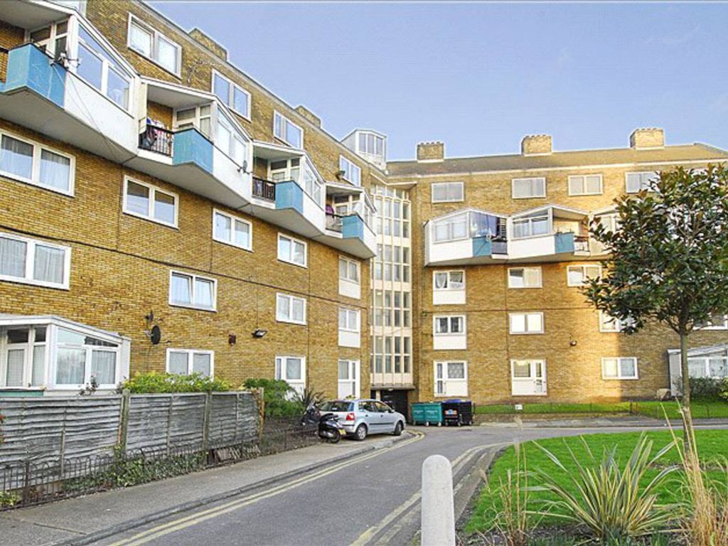 2 bed flat to rent in Burbage Close, Elephant And Castle, London SE1, £