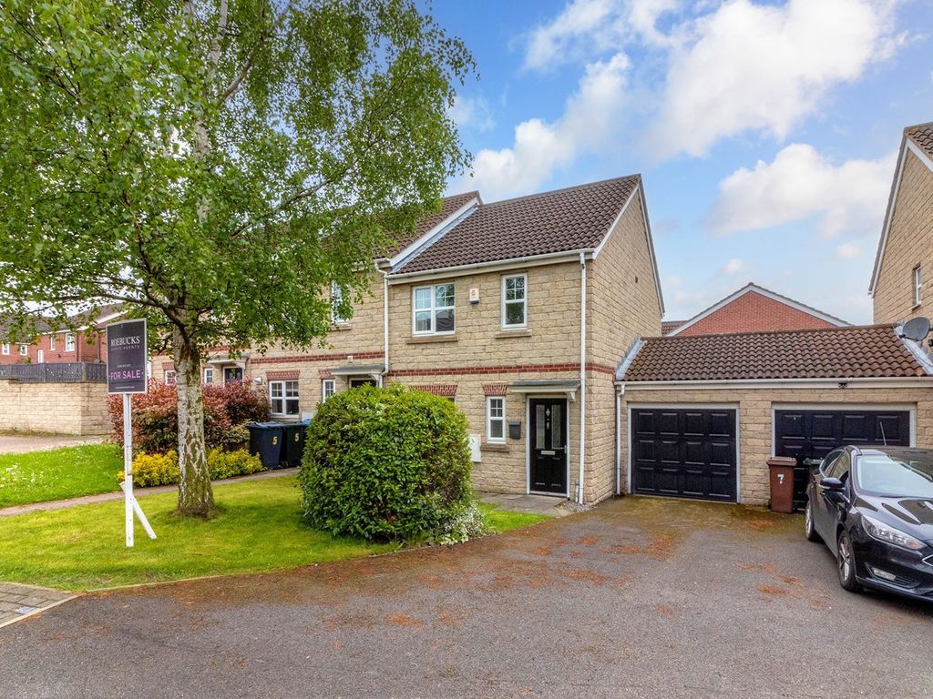 3 bed town house for sale in Trenchard Close, Grimethorpe, Barnsley S72