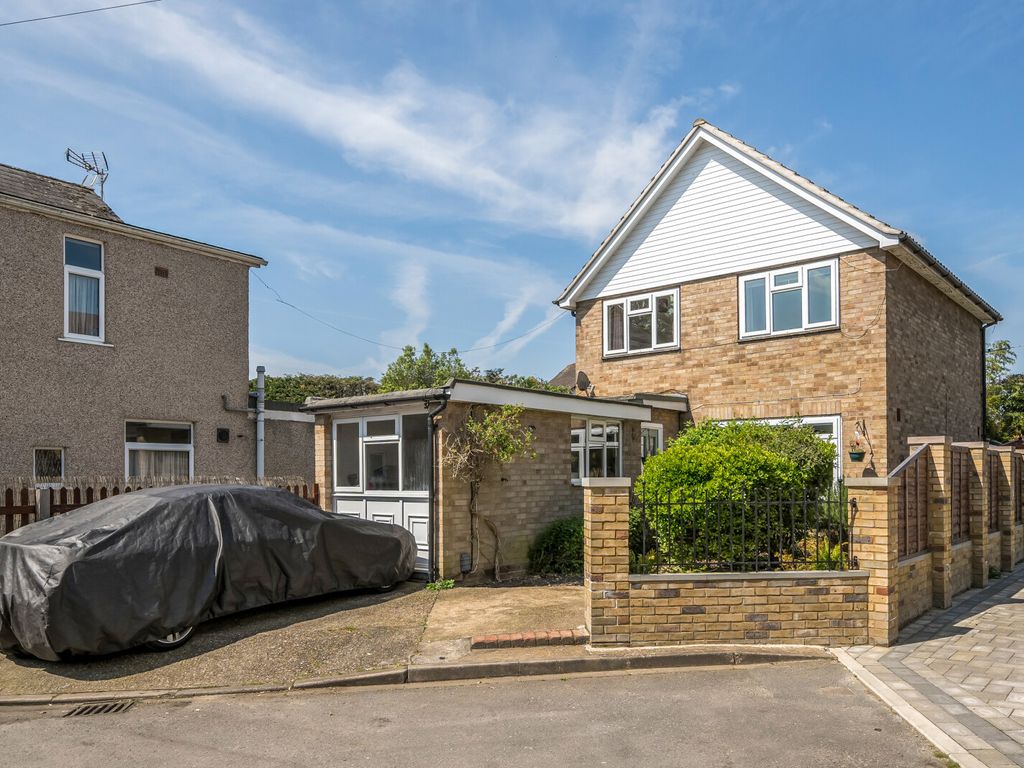 4 bed detached house for sale in Station Road, Shepperton TW17, £