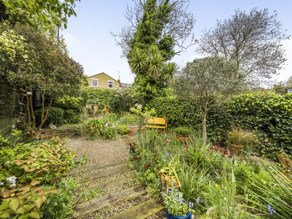 4 bed end terrace house for sale in Calverley Grove, London N19, £