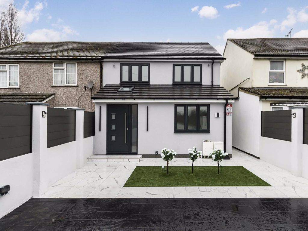 5 bed semidetached house to rent in Long Lane, Stanwell, Staines TW19