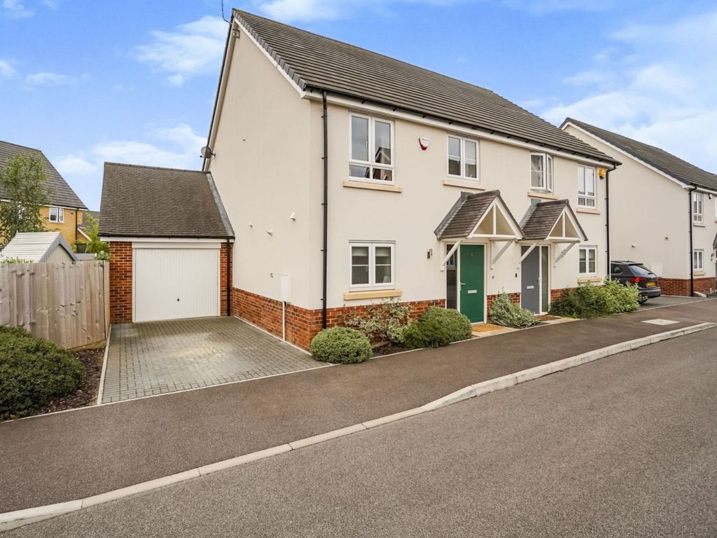 3 bed semidetached house for sale in Barton Grove, Leighton Buzzard