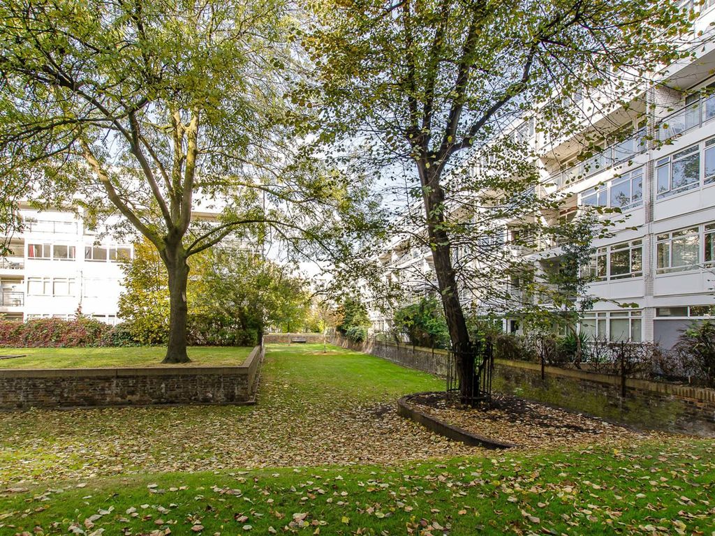 Studio for sale in Churchill Gardens, Pimlico, London SW1V, £375,000