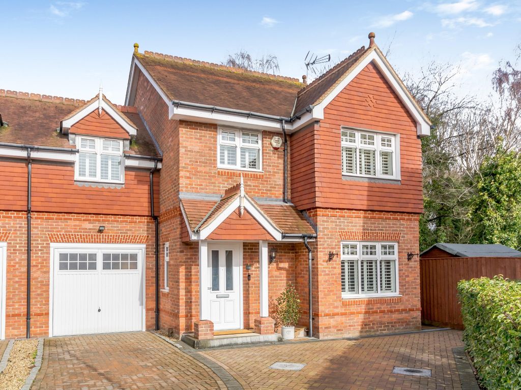 5 bed semidetached house for sale in Woodland Chase, Croxley Green