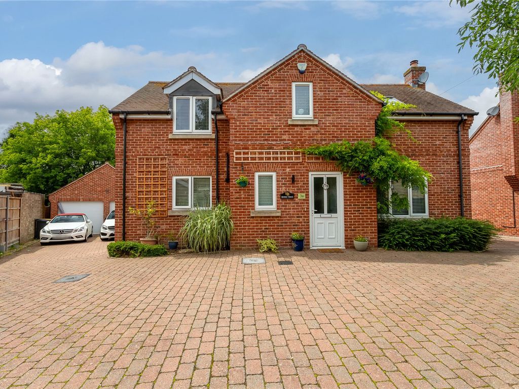 4 bed detached house for sale in Chapel Close, Bedford, Bedfordshire